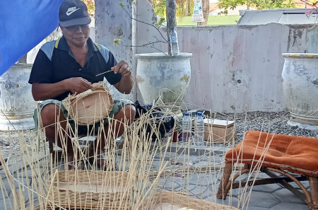 PERAJIN ANYAMAN ROTAN