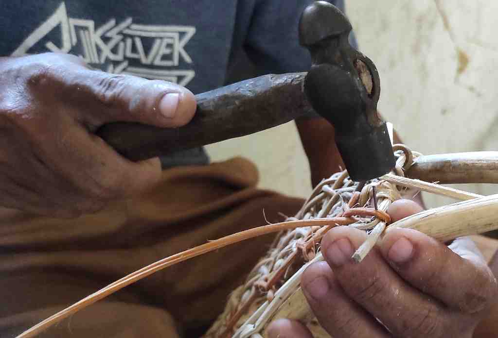 PERAJIN ANYAMAN ROTAN