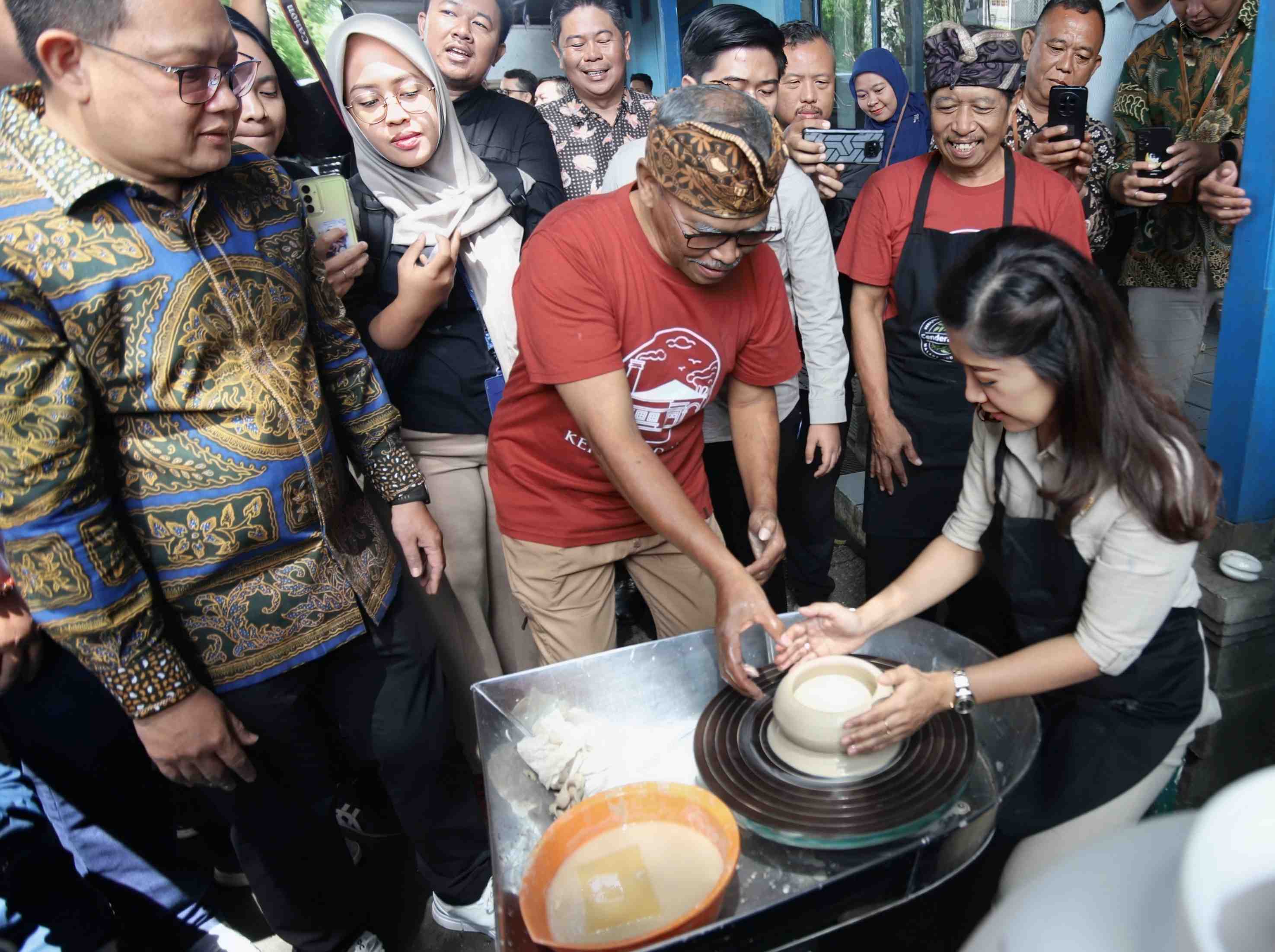 MENTERI KOMDIGI DI SENTRA KERAMIK DINOYO