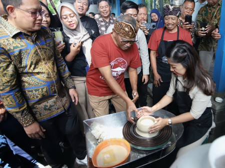MENTERI KOMDIGI DI SENTRA KERAMIK DINOYO
