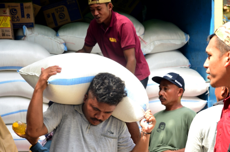 PIKUL BERAS BANTUAN