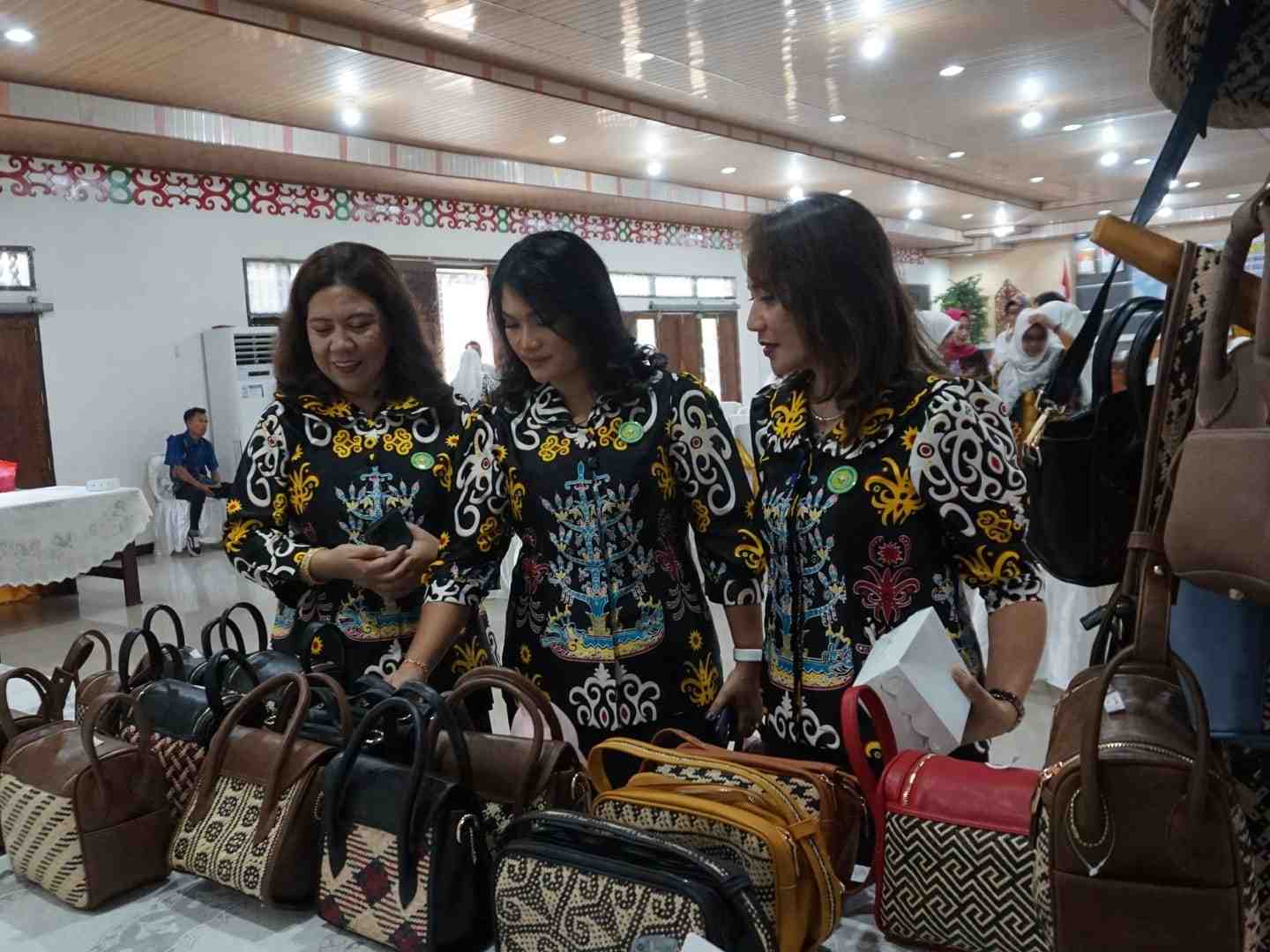 MELIHAT PRODUK ANYAMAN ROTAN