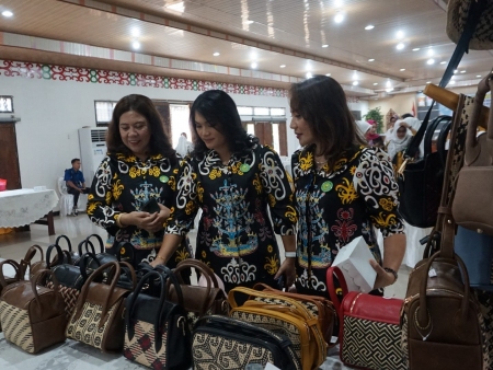 MELIHAT PRODUK ANYAMAN ROTAN