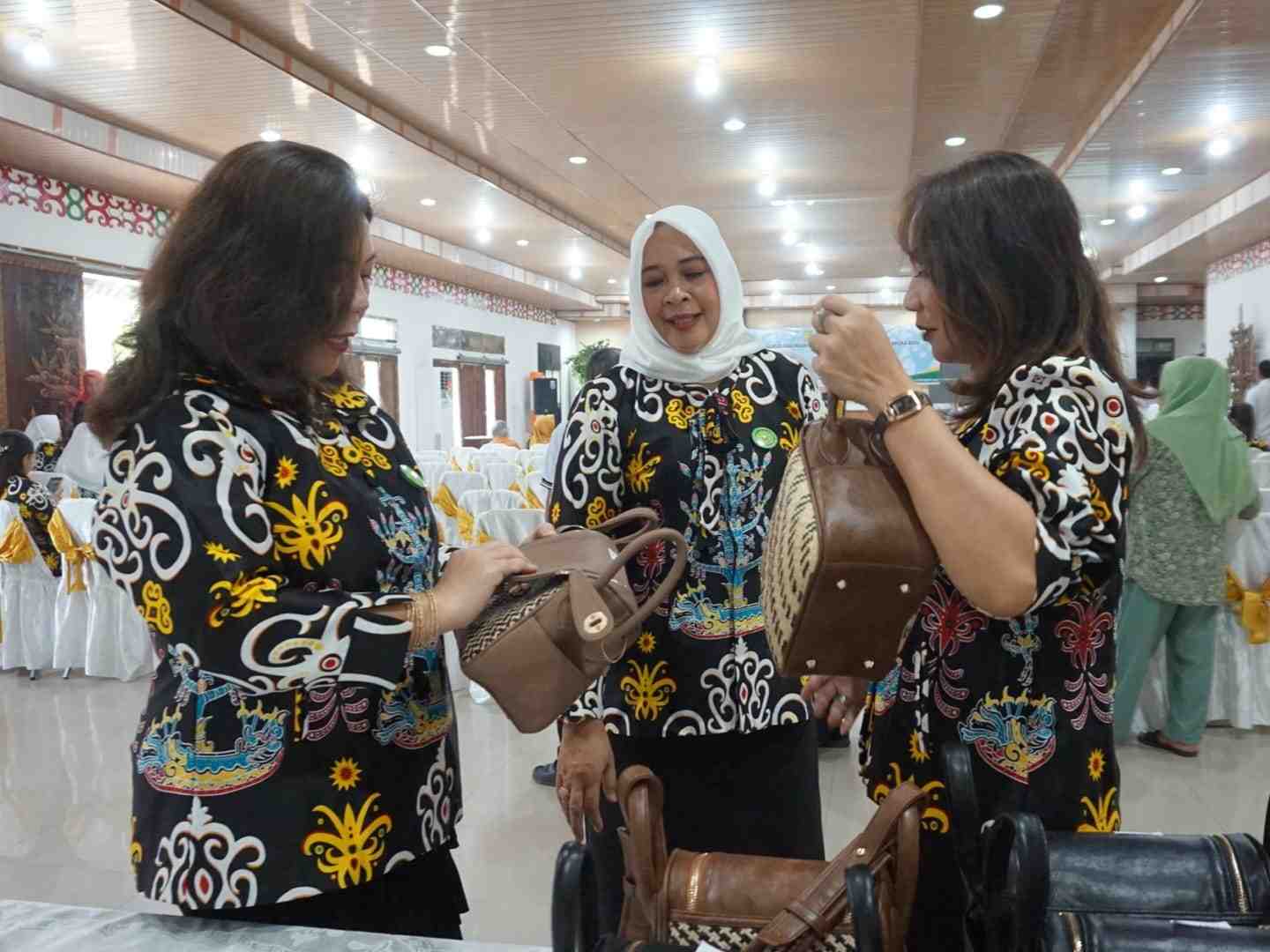 MEMILIH TAS ANYAMAN ROTAN