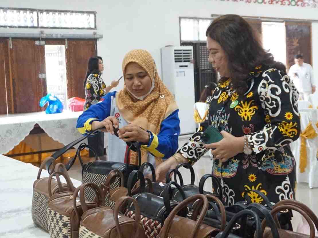 JELASKAN PRODUK TAS ANYAMAN ROTAN