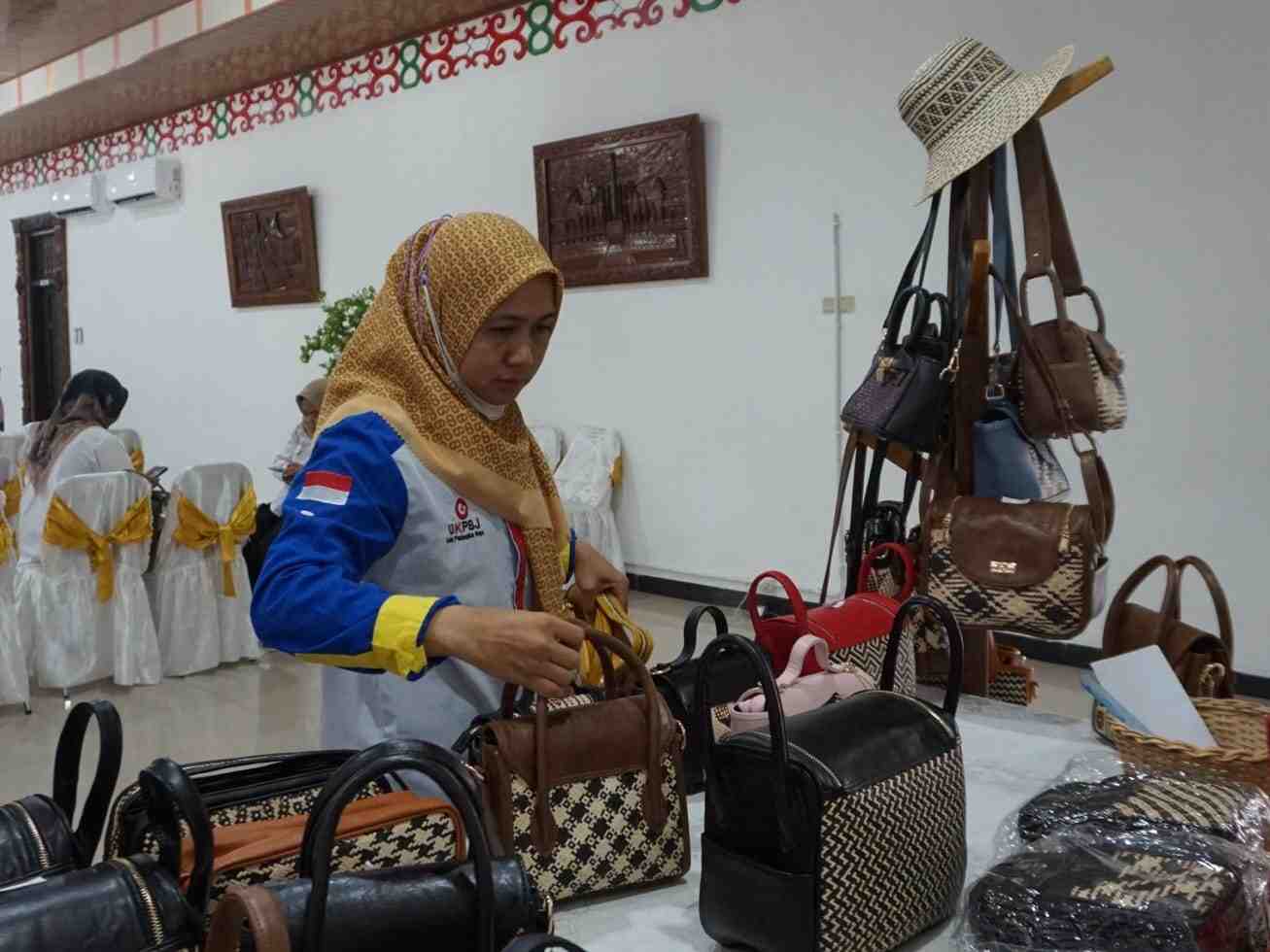 SUSUN PRODUK ANYAMAN ROTAN