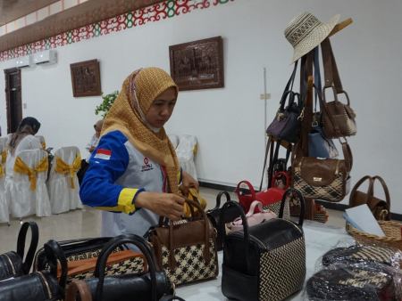 SUSUN PRODUK ANYAMAN ROTAN