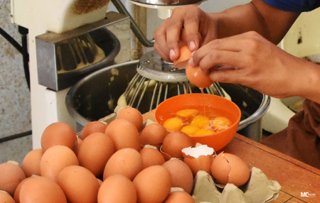 PECAHKAN TELUR BAHAN ADONAN KUE
