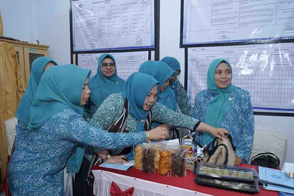 KUNJUNGI STAND UMKM PKK