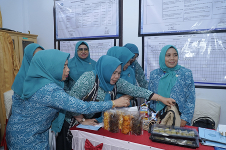 KUNJUNGI STAND UMKM PKK