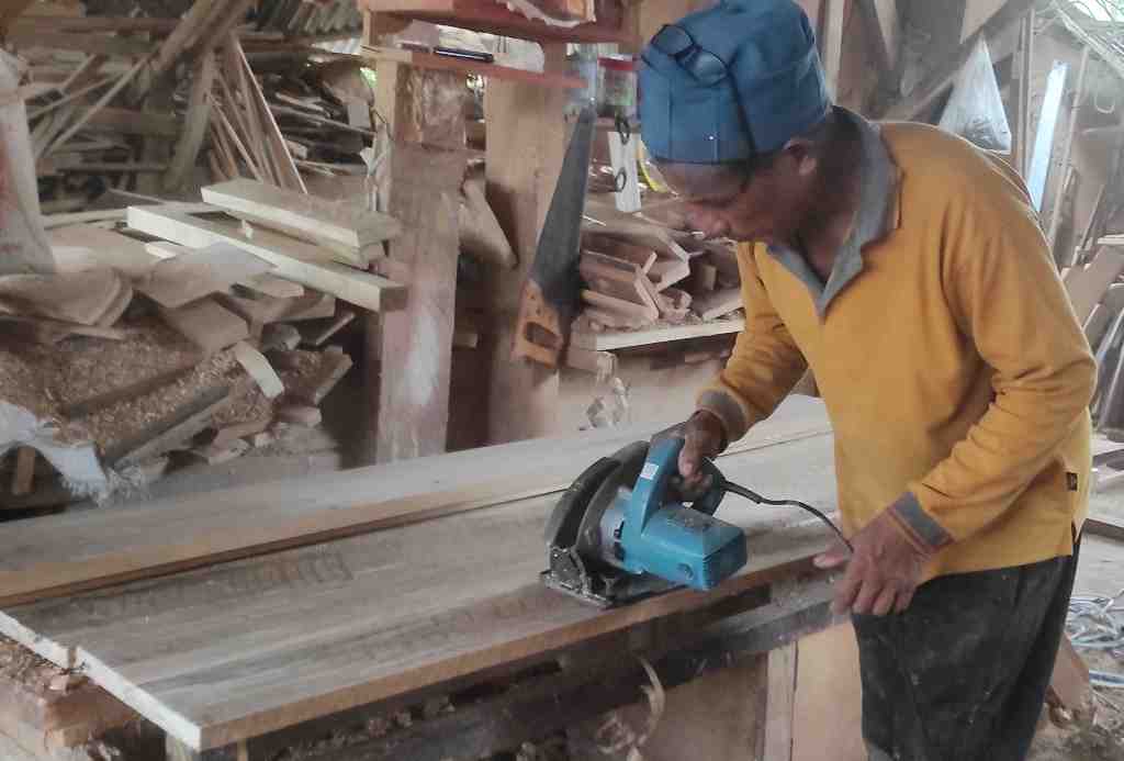 UPAH TUKANG KAYU