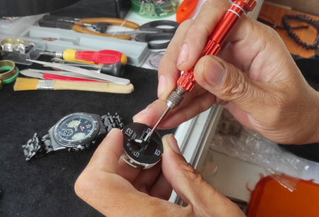 USAHA SERVIS JAM TANGAN