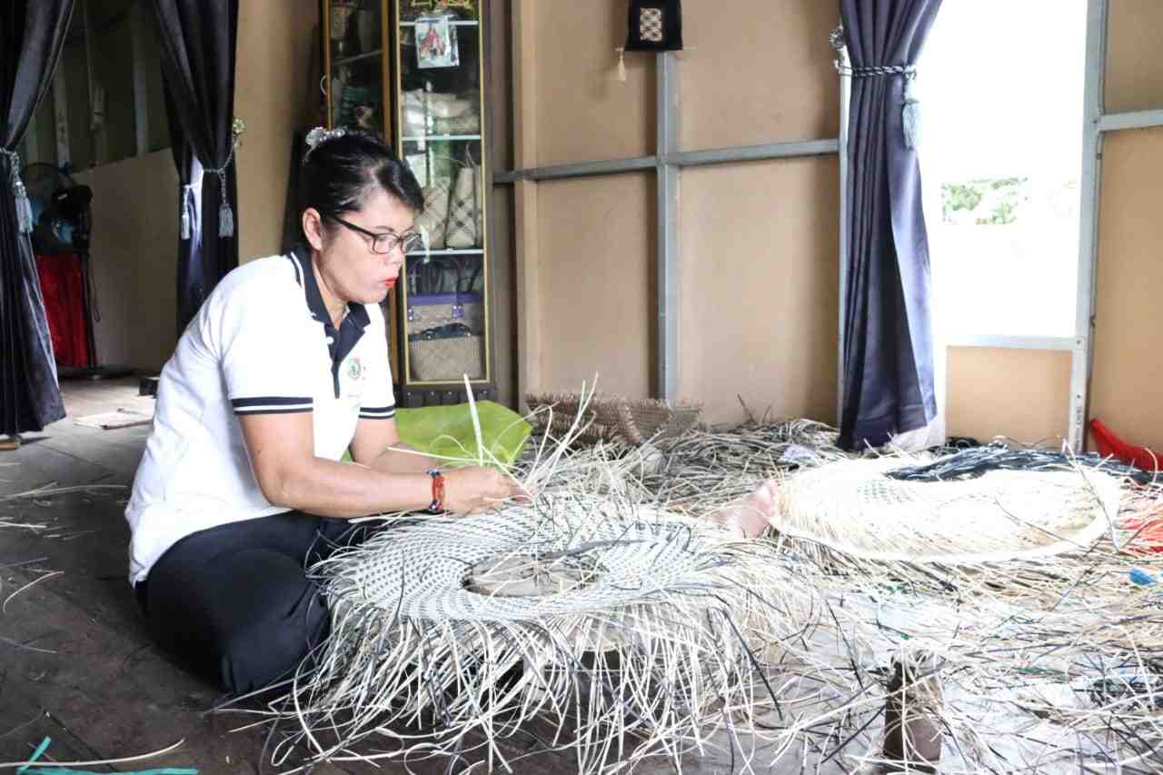 ANYAM ROTAN UNTUK BUAT TOPI 