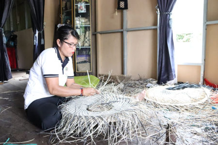 ANYAM ROTAN UNTUK BUAT TOPI 