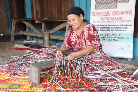 MENGANYAM ROTAN UNTUK TIKAR