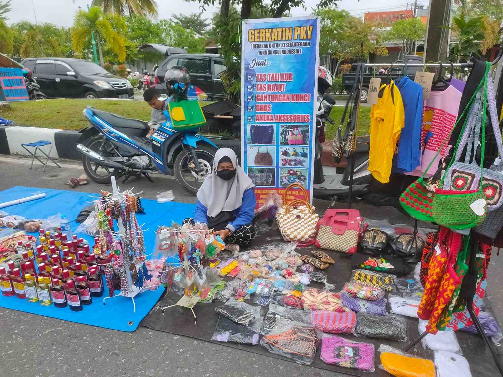KERAJINAN RAJUT OLEH PENYANDANG DISABILITAS