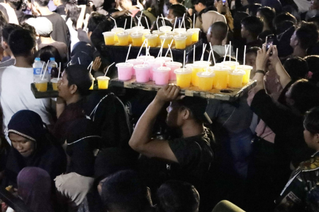 PEDAGANG ASONGAN DI FESTIVAL TAMBUN  BUNGAI