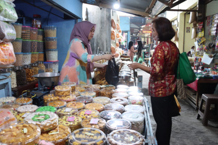 MEMBELI KUE KERING