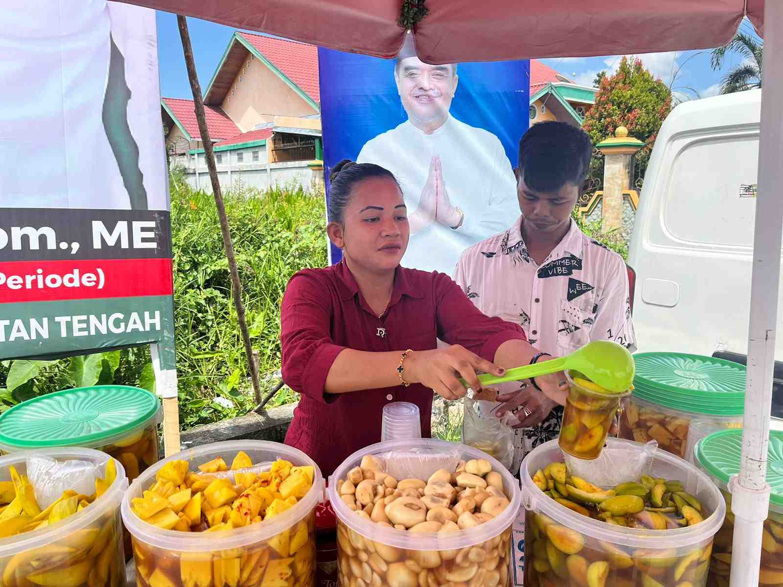 PENJUAL ASINAN BUAH