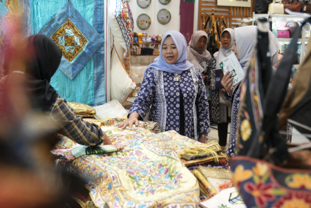 MELIHAT BATIK DI INACRAFT 2025