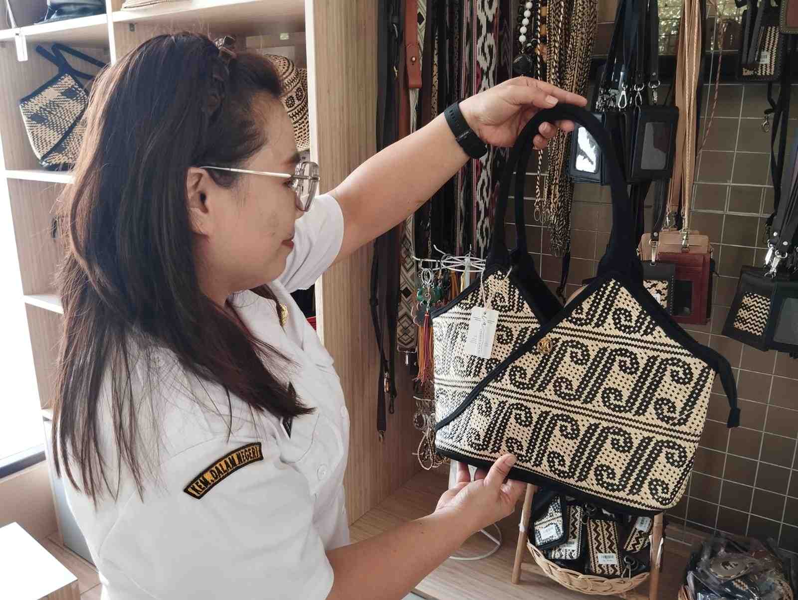 TAS ROTAN MOTIF KHAS KALTENG