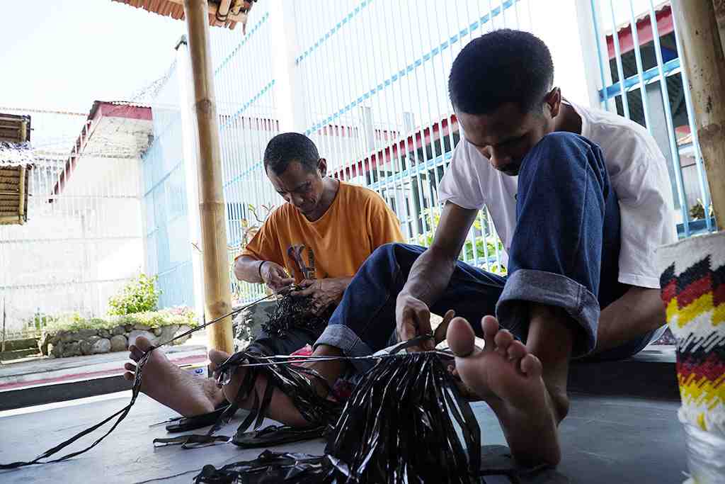 KERAJINAN LIMBAH PLASTIK  WARGA BINAAN