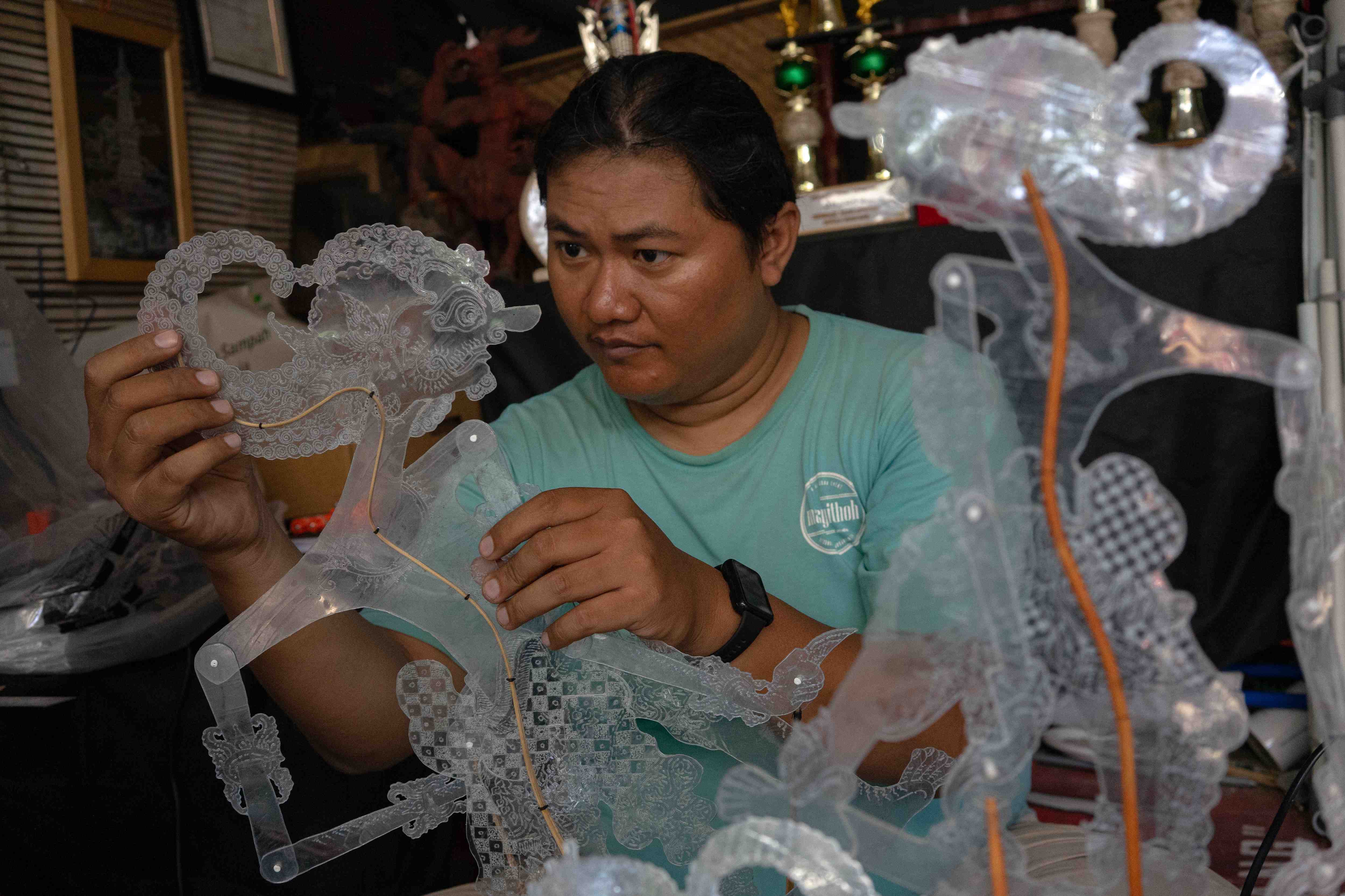 PEMBUATAN WAYANG BERBAHAN BOTOL PLASTIK BEKAS