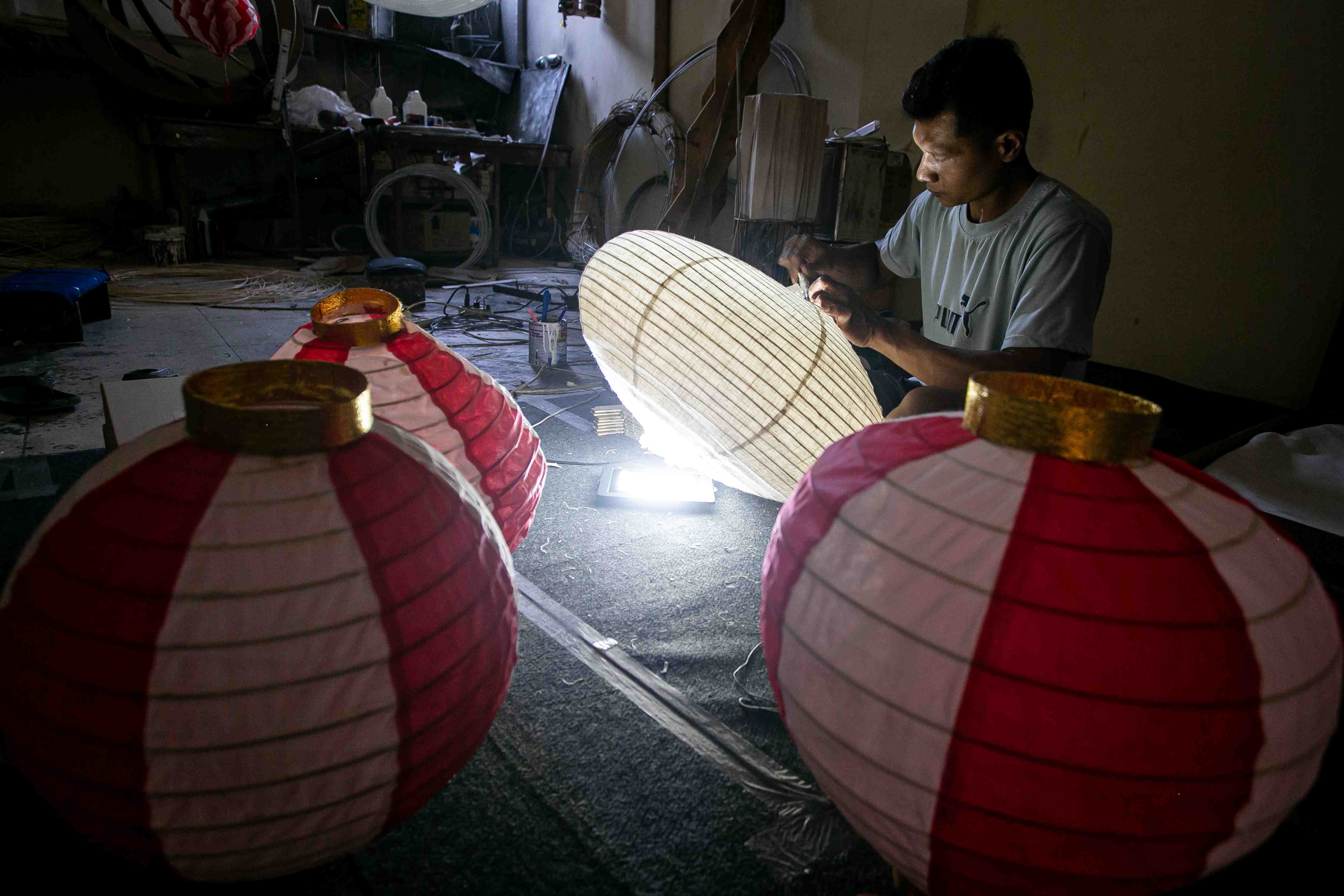 PENJUALAN LAMPION MERAH PUTIH MENINGKAT