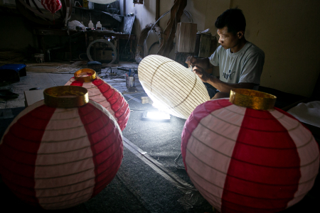 PENJUALAN LAMPION MERAH PUTIH MENINGKAT