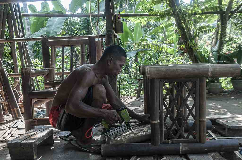 PRODUKSI KERAJINAN KURSI BAMBU