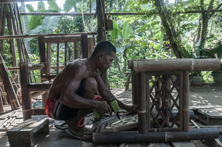 PRODUKSI KERAJINAN KURSI BAMBU