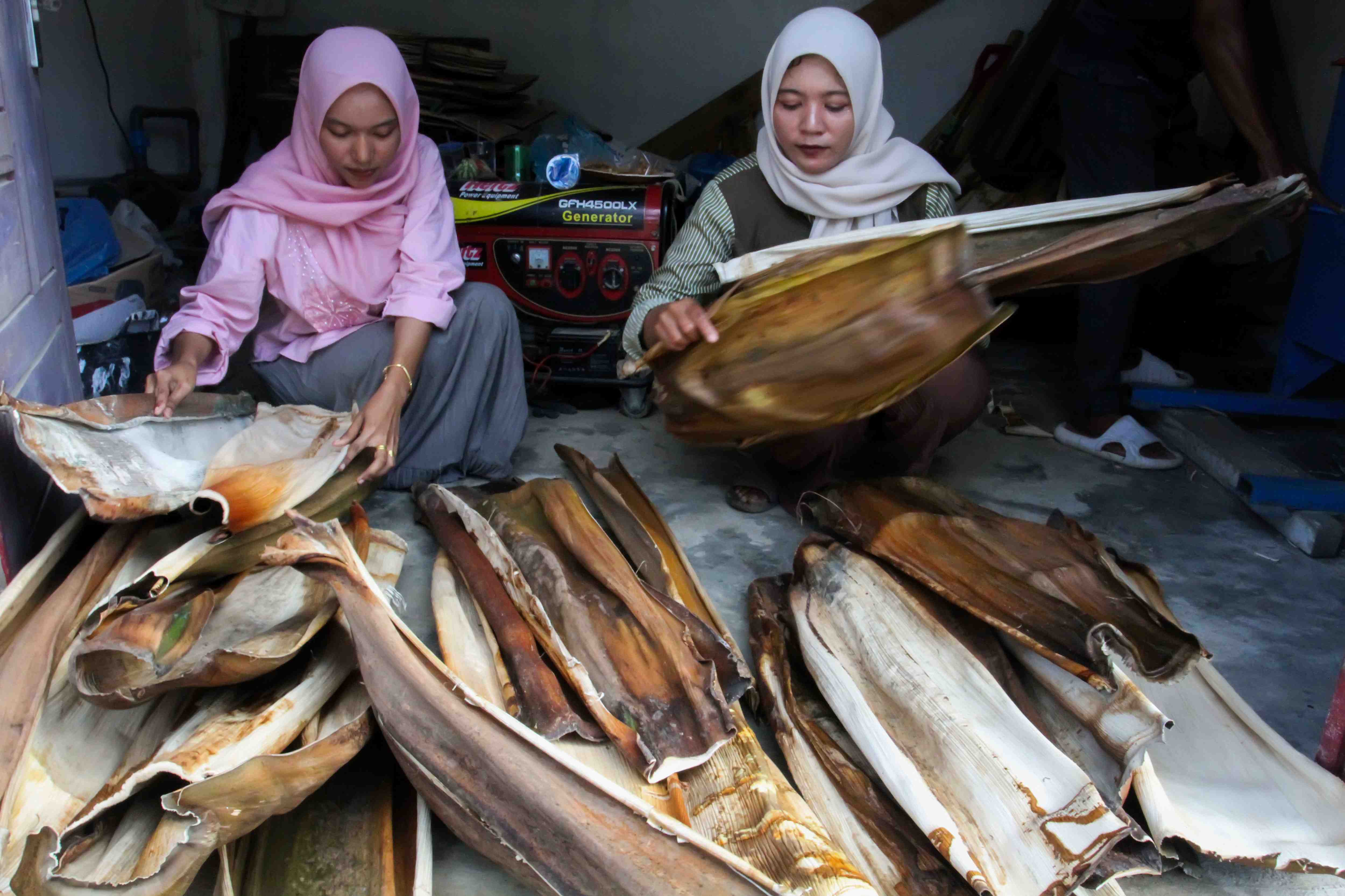 PRODUKSI PIRING DARI LIMBAH PELEPAH PINANG