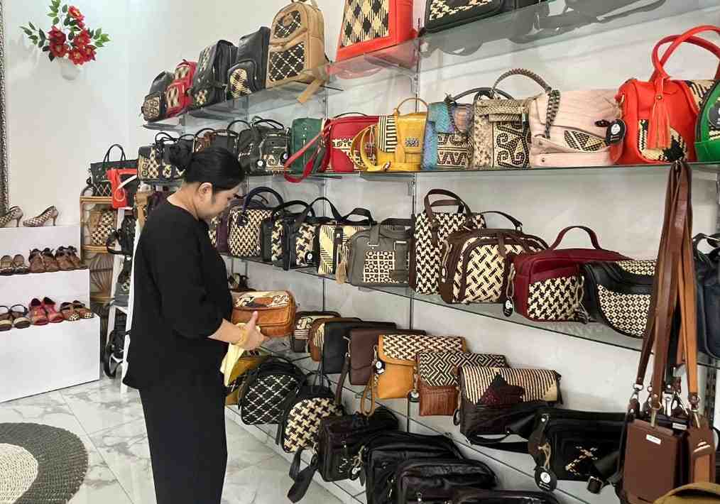 GERAI PENJUALAN TAS ROTAN