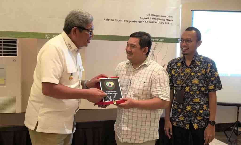 CENDERAMATA DARI BUPATI MALUKU TENGGARA