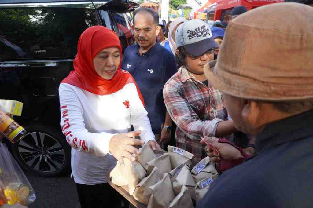 MEMBORONG NASI BUNGKUS