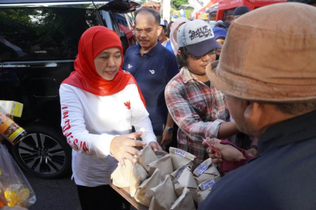 MEMBORONG NASI BUNGKUS