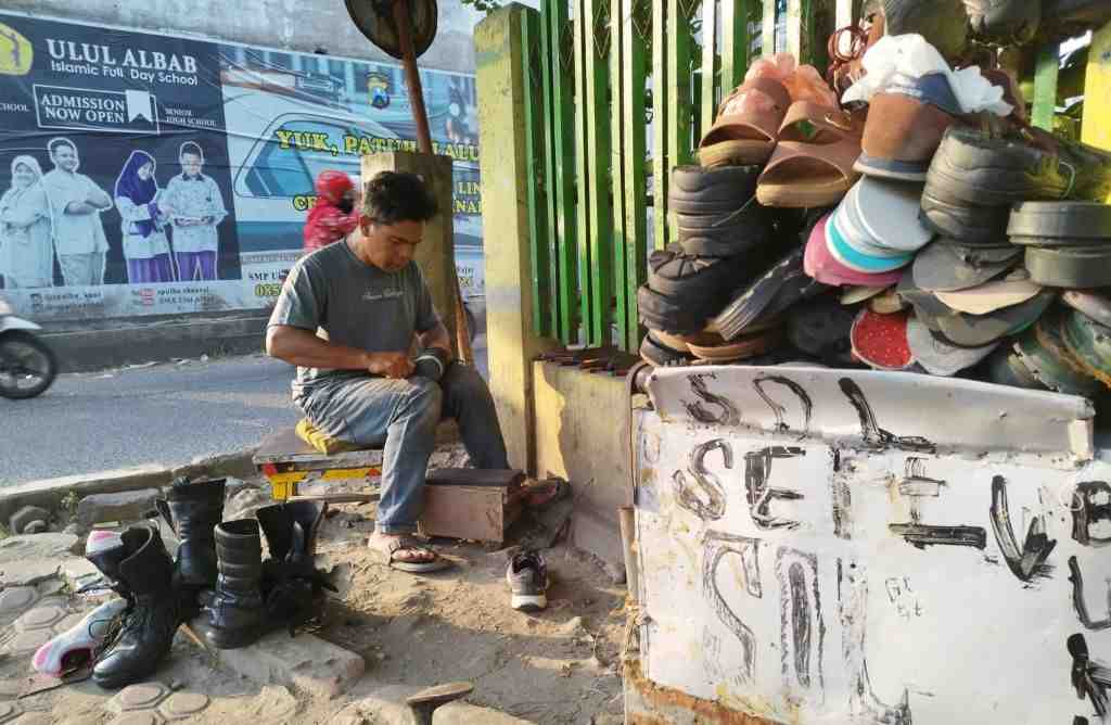 TUKANG SOL SEPATU  YANG TAK PERNAH SEPI 