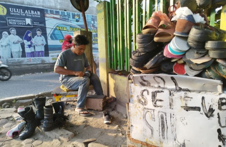 TUKANG SOL SEPATU  YANG TAK PERNAH SEPI 