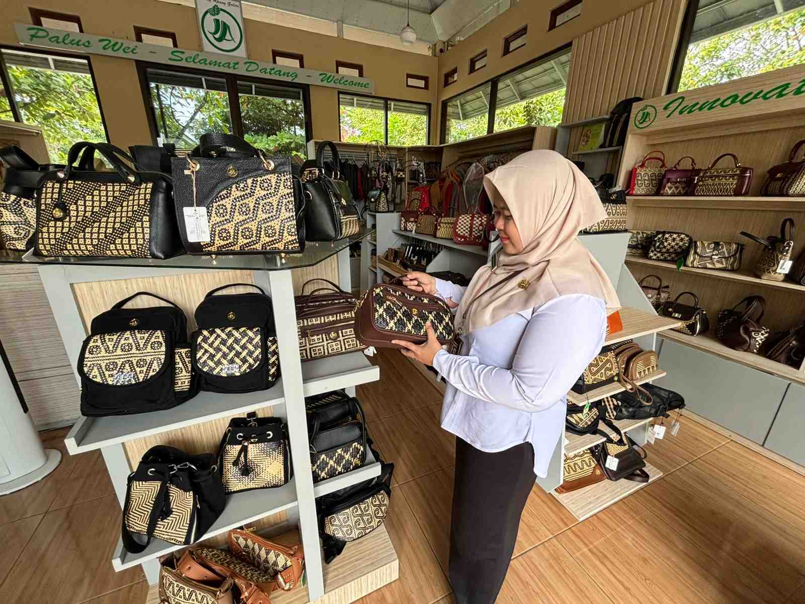 TAS ANYAMAN ROTAN