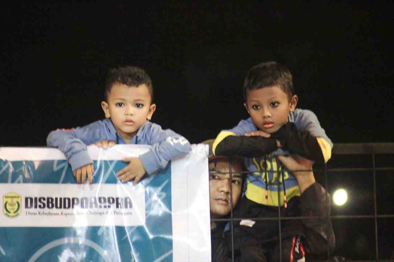 MENONTON MUSISI BERMAIN 