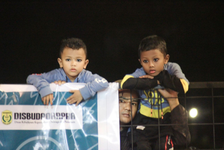 MENONTON MUSISI BERMAIN 