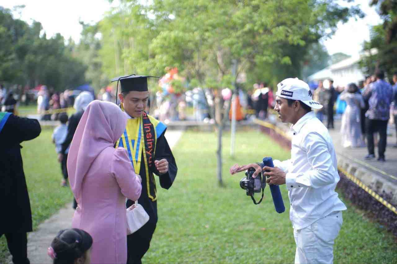 ARAHKAN POSE FOTO WISUDAWAN
