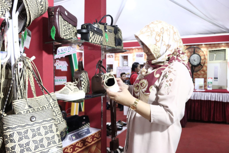 SEPATU ETNIK BERBAHAN DASAR ROTAN
