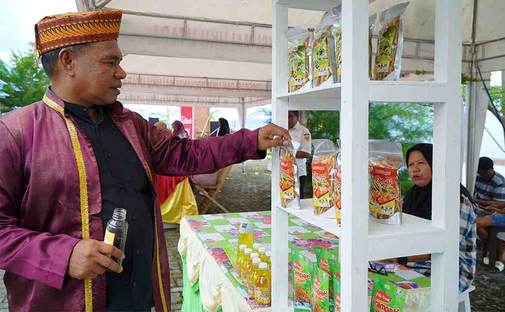 TINJAU STAND PAMERAN UMKM