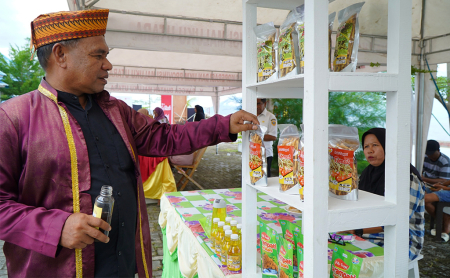 TINJAU STAND PAMERAN UMKM
