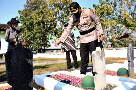 TABUR BUNGA di MAKAM PAHLAWAN
