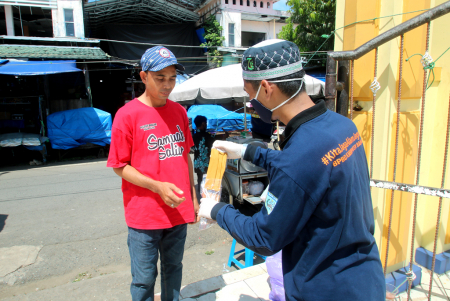 BAGIKAN MASKER UNTUK JAMAAH