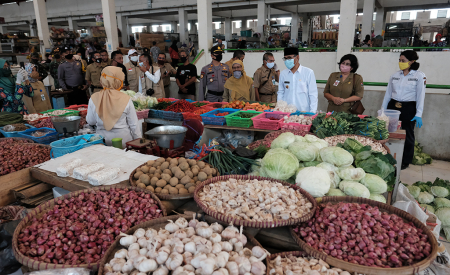 DIALOG DENGAN PEDAGANG PASAR