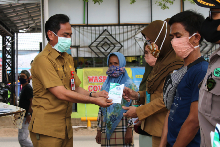 BAGIKAN BUKU SAKU COVID-19 BERBAHASA BANJAR