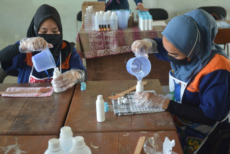 MEMASUKKAN CAIRAN HAND SANITIZER ke DALAM BOTOL
